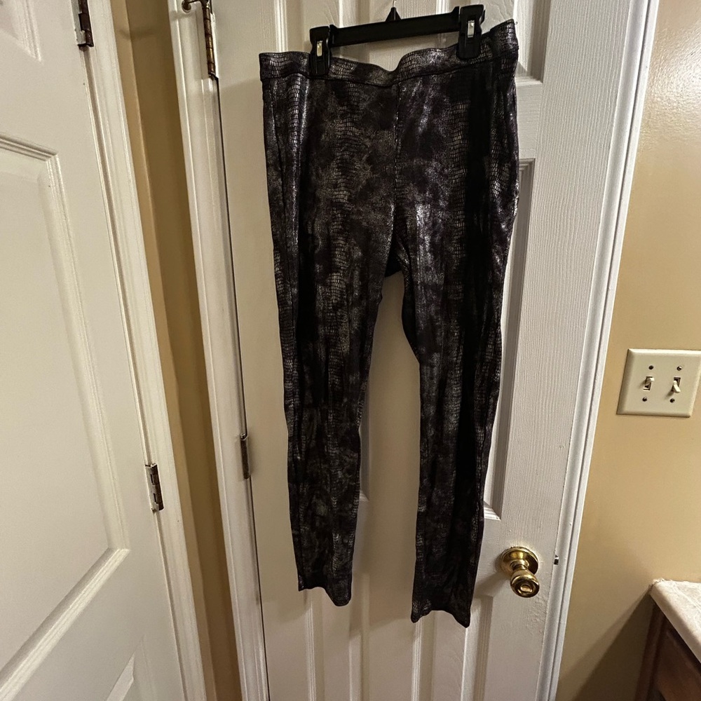 Jennifer Lopez Black and Silver/Pink Metallic Patterned Leggings. Like New